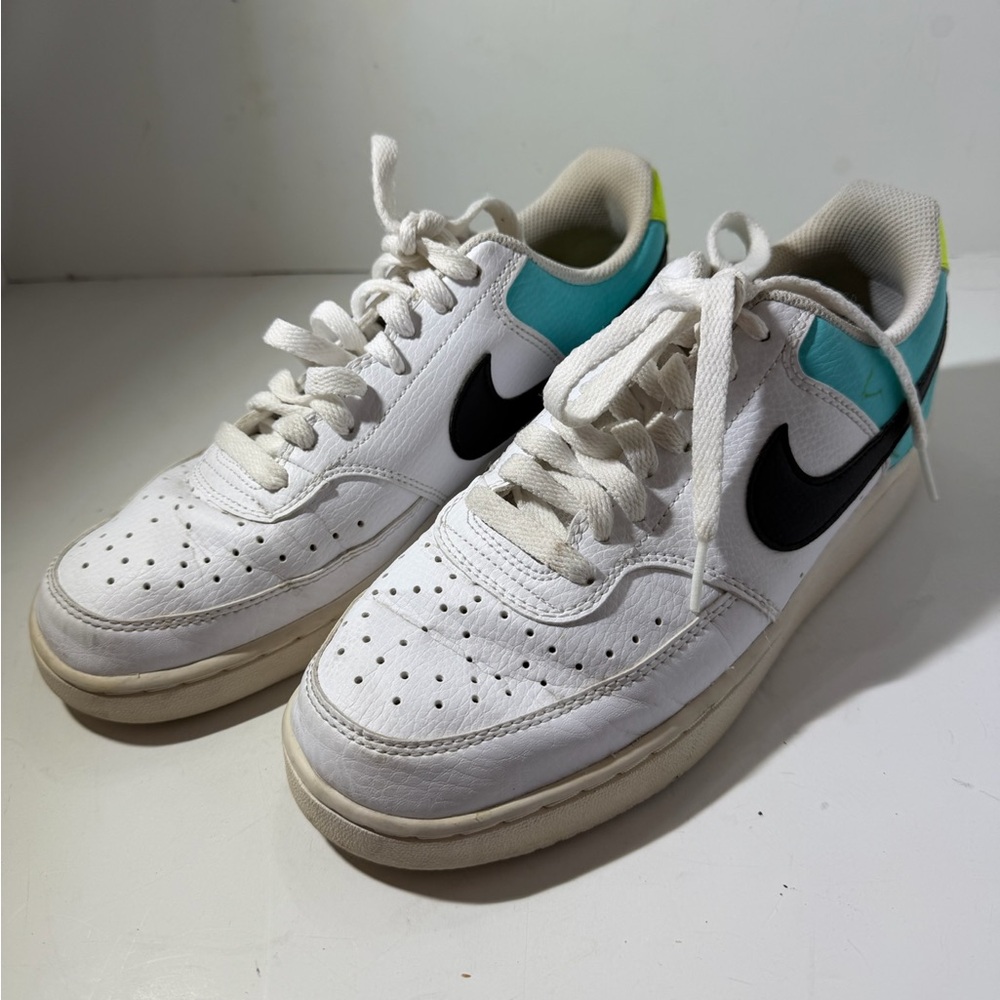 Nike Women’s White and Teal Sneakers size 9